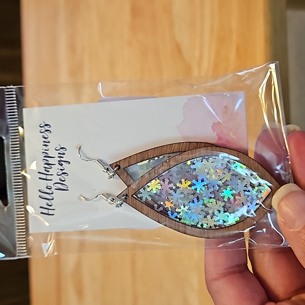 NWT Snowflake Dangle earrings